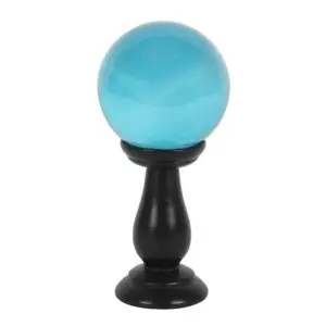 pequeña bola de cristal verde azulado sobre soporte
