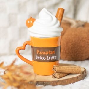 taza con tapa y forma de latte con especias de calabaza