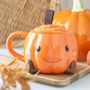 juego de taza y calcetines con forma de calabaza sonriente