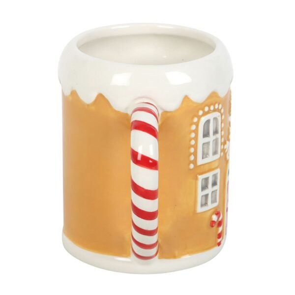 taza de casa de jengibre con bastón de caramelo