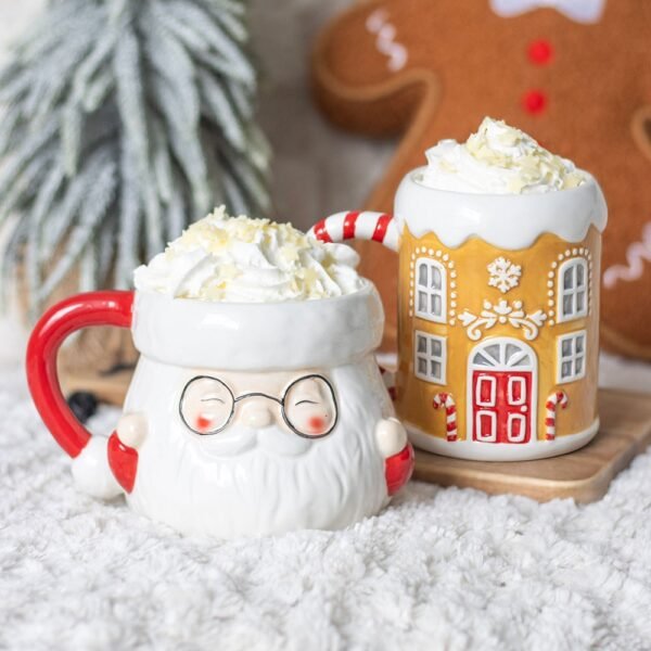 taza de casa de jengibre con bastón de caramelo