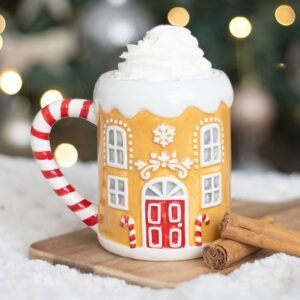 taza de casa de jengibre con bastón de caramelo