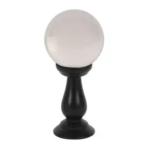 Pequeña bola de cristal transparente sobre soporte