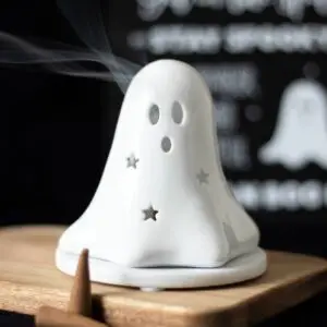 Portavelas de cerámica con forma de fantasma y cono de incienso