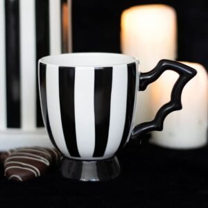 taza de té con alas de murciélago rayadas