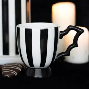 taza de té con alas de murciélago rayadas