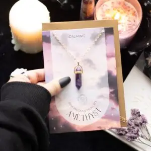 Tarjeta de felicitación con collar de cristal de amatista