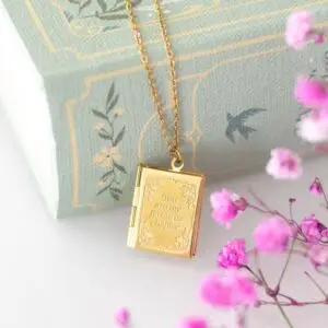 📖 Collar con medallón en forma de libro en caja de regalo