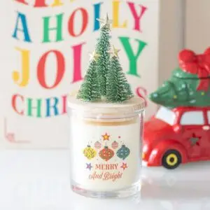 🎄 “Merry and Bright” con vela de cristal de canela y especias y árbol