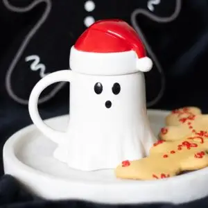 Taza Fantasma con Tapa de Gorro de Papá Noel – 500 ml