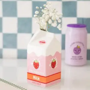 Jarrón de flores cartón de leche de fresa