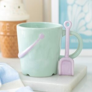 Taza de cubo pastel con cuchara de pala