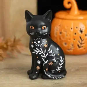 Adorno de gato negro Frightful Folk en una escena otoñal decorativa