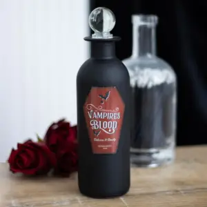 Botella decorativa Poción de sangre de vampiro en una escena gótica con rosas