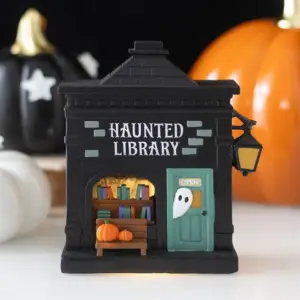 Decoración LED Biblioteca encantada iluminada en una escena de Halloween