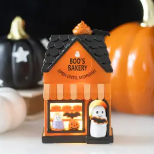 Decoración LED Boo's Bakery iluminada en una escena de Halloween