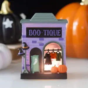 Decoración LED Boo-tique iluminada en una escena de Halloween