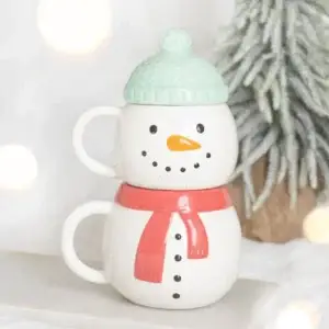 Tazas apilables con muñecos de nieve apiladas en una escena invernal