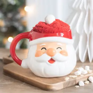 Juego de taza y calcetines Papá Noel con los calcetines en una escena navideña
