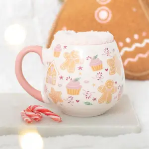 Taza y calcetines Sugarplum Bakery con los calcetines en una escena navideña