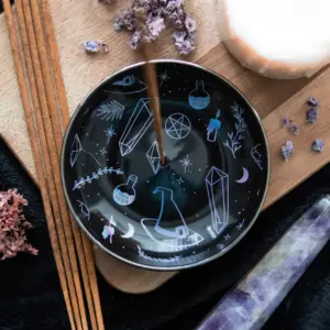 Plato portaincienso Crystal Witch en una escena mística con cristales
