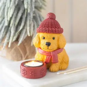 Portavelas Cachorro de invierno con una vela encendida en una escena invernal