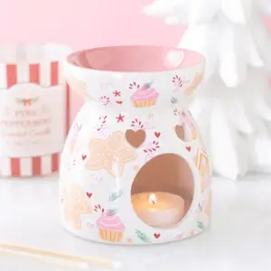 Quemador con estampado Sugarplum Bakery encendido en una escena navideña rosa