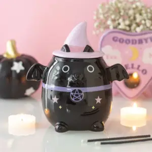 Quemador de aceite gato brujo encendido en una escena mística