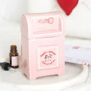 Quemador de aceite Buzón de Cupido cerrado en una escena romántica