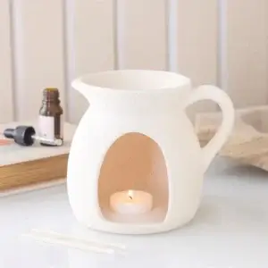 Quemador de aceite y cera de jarra encendido en una escena decorativa