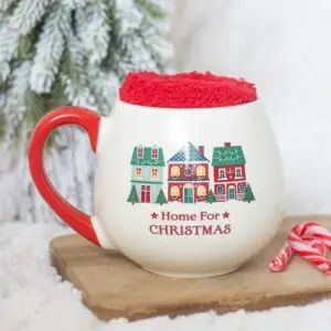 Set de taza y calcetines Home for Christmas en una escena navideña