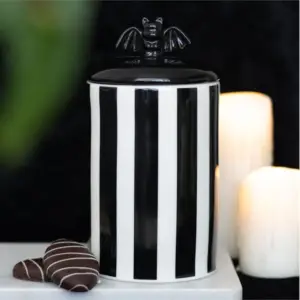 Tarro de almacenamiento con murciélagos en una escena gótica con velas