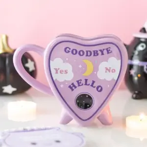 Taza planchette en tonos pastel en una escena mística rosa