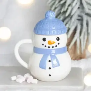 Taza con tapa Muñeco de nieve cerrada en una escena invernal