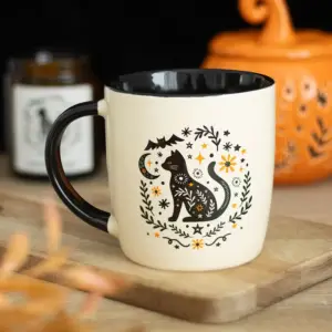 Taza de gato Frightful Folk en una escena otoñal decorativa