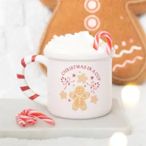 Taza Navidad rosa con bebida caliente en una escena navideña