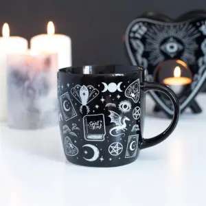 Taza Spellbound Secrets en una escena mística con velas