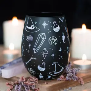 Vaso sin pie Crystal Witch en una escena mística con velas