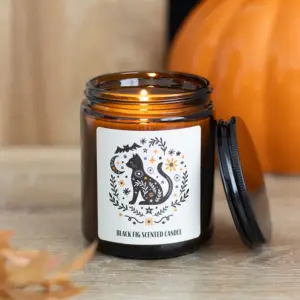 Vela de higo negro Frightful Folk Cat abierta en una escena otoñal
